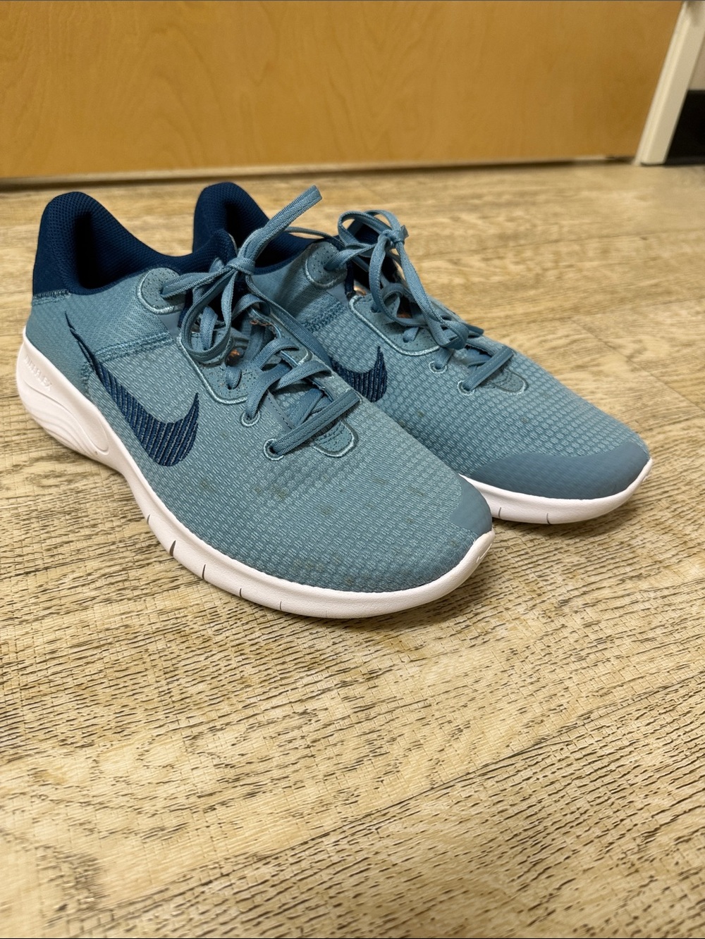 Nike Men's Teal Athletic Running Shoes with Navy Swoosh Size 10